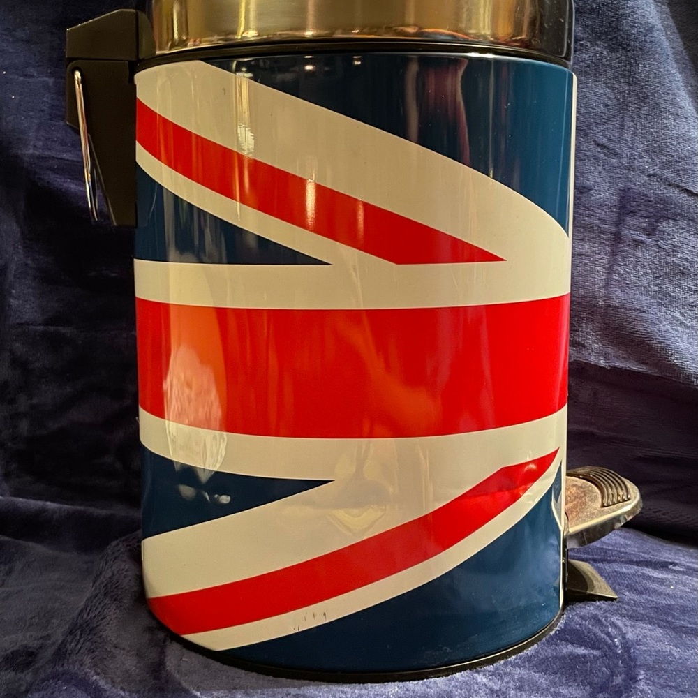 Small British Flag Step Trashcan